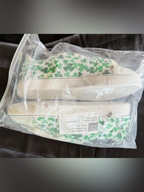 NIB Ladies Clover St. Patrick’s Shoes, Size 40 (Womans Size 9)
